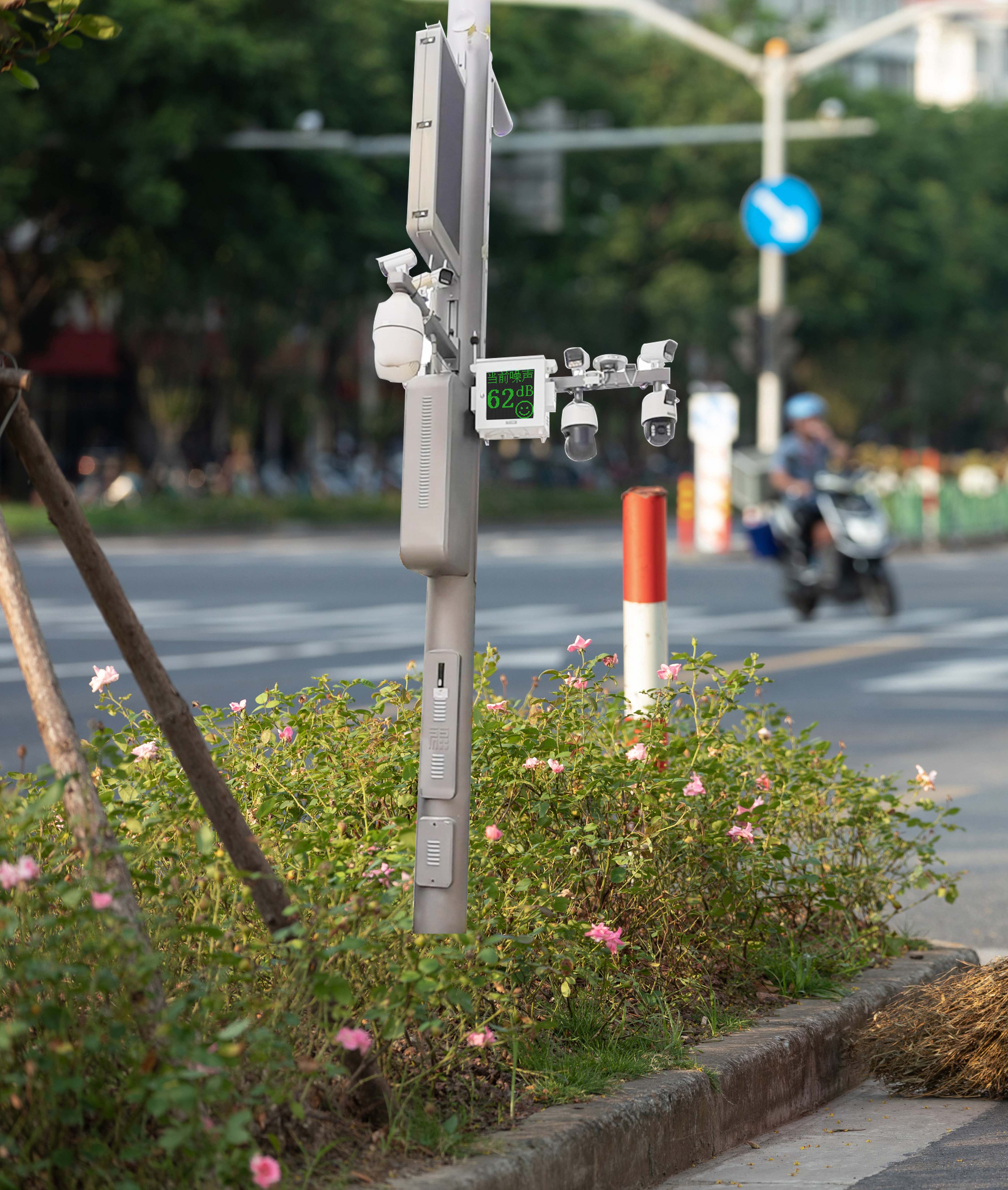 交通道路聲環境監測典型案例: 貴港市街道交通噪聲在線監測系統、全天候自動超標變色預警監測、助力解決噪聲擾民問題，創建智慧城市發展